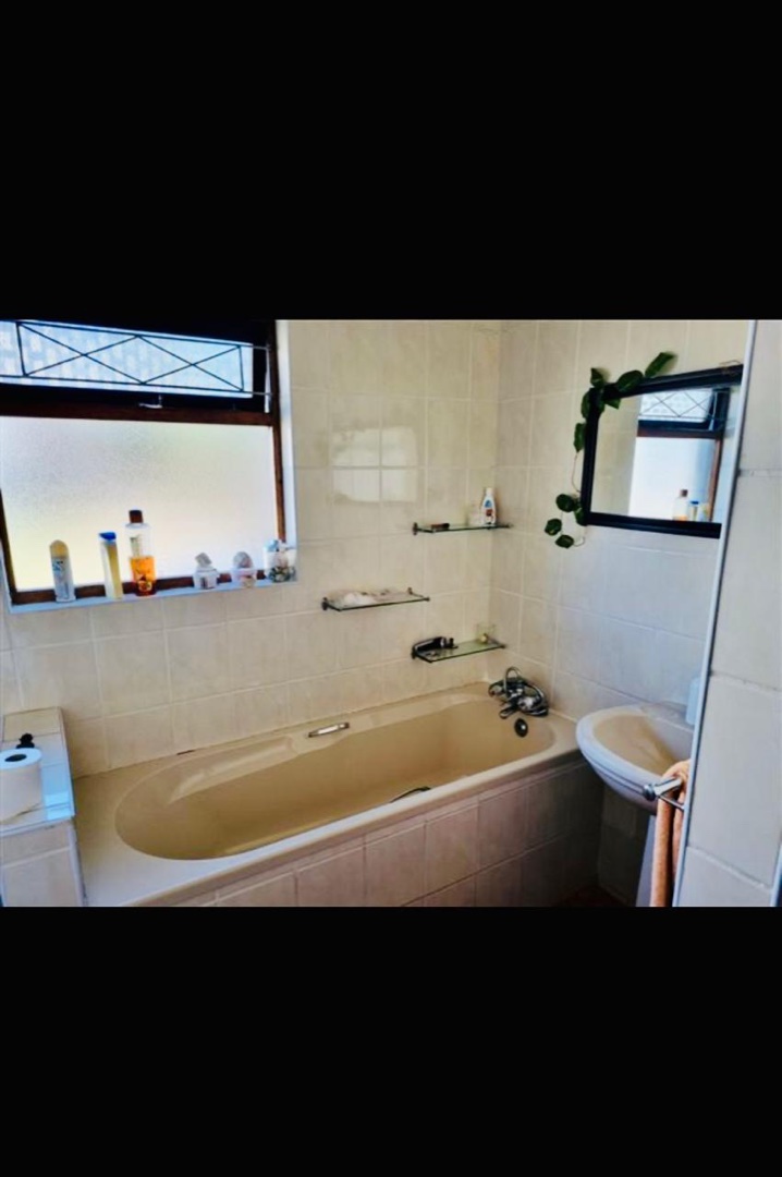 6 Bedroom Property for Sale in Gonubie Eastern Cape